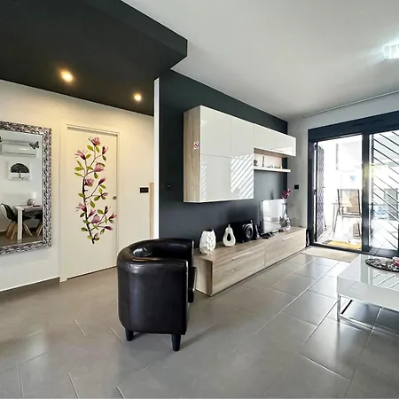 Oasis Ground Floor Overlooking The Pool And Garden