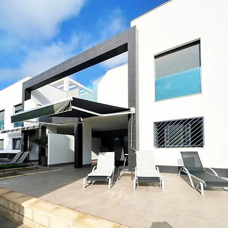 Oasis Ground Floor Overlooking The Pool And Garden Apartmán