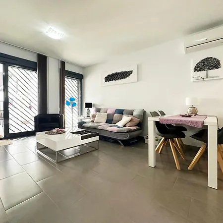 Oasis Ground Floor Overlooking The Pool And Garden *