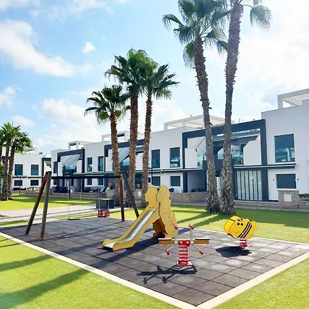 Oasis Ground Floor Overlooking The Pool And Garden *
