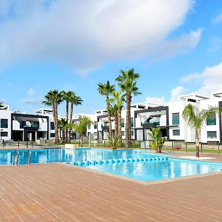 Oasis Ground Floor Overlooking The Pool And Garden