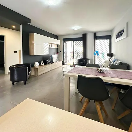 Oasis Ground Floor Overlooking The Pool And Garden