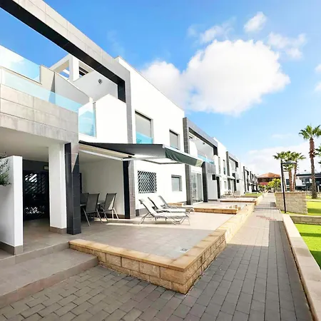 Oasis Ground Floor Overlooking The Pool And Garden Lejlighed